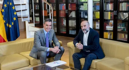 El presidente del Gobierno en funciones, Pedro Sánchez (i), junto al diputado de BNG Néstor Rego (d)