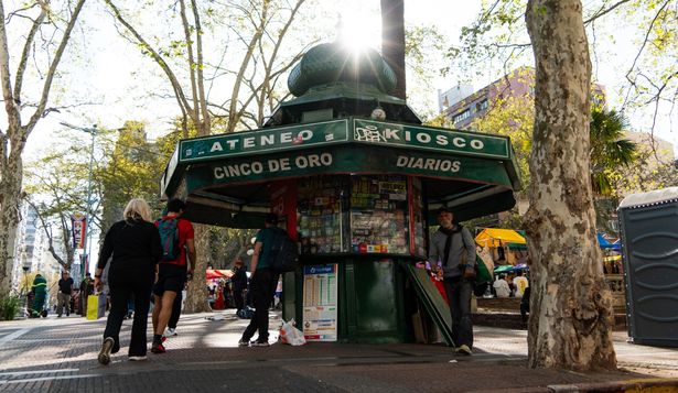 Kiosco parisino en la Plaza Cagancha de Montevideo