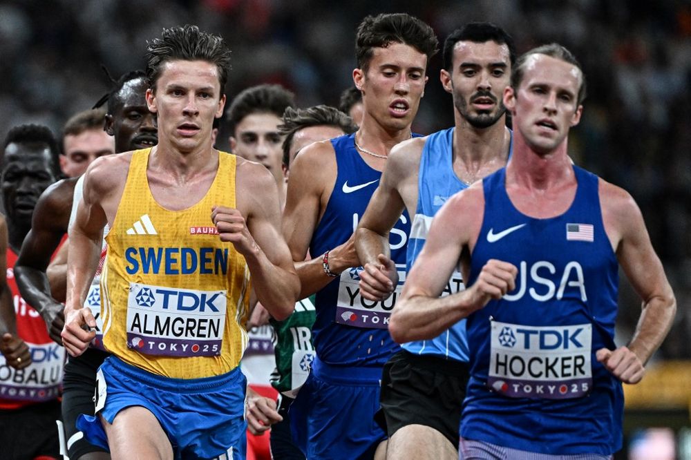 Santiago Catrofe junto a Andreas Almgren y Cole Hocker en el Mundial Tokio 2025
