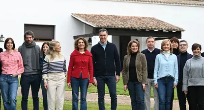 El presidente Pedro Sánchez (c) se reúne este sábado con todos los miembros del Gobierno en Quintos de Mora.