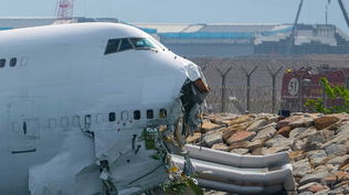 Tragedia aérea en Hong Kong: un avión de carga cae al mar tras chocar con un vehículo de servicio y deja dos muertos