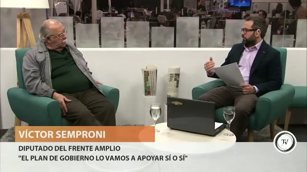 Entrevista con el diputado Víctor Semproni, uno de los denominados rebeldes que no votó algunos artículos del presupuesto.Tras reunirse con el Secretariado del Frente Amplio, señaló que todo lo que está incluido dentro del programa de la coalición de izquierda tiene garantizado su voto pero lo demás habrá que analizarlo caso a caso.