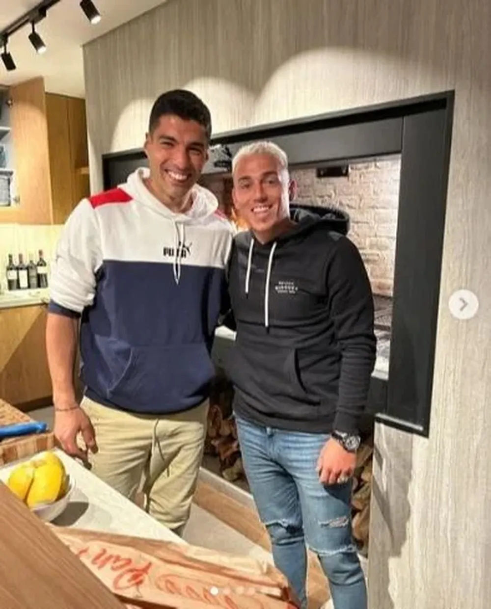 Christian Almeida y Luis Suárez en un asado