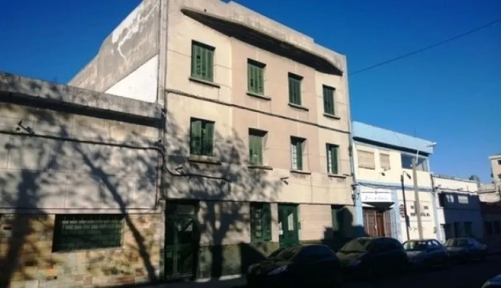 Frente del edificio donde se ubica el inmueble a rematar.