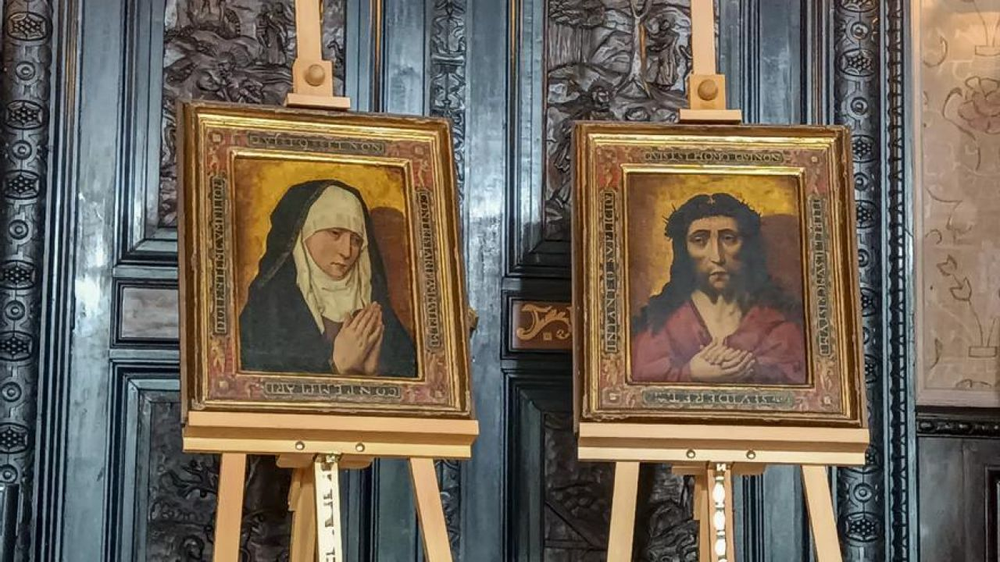 Dos cuadros del maestro holandés Eryk Bouts del siglo XVI, una Mater Dolorosa Y un Ecce Homo, expuestos en sendos caballetes en una sala del castillo de Goluchów