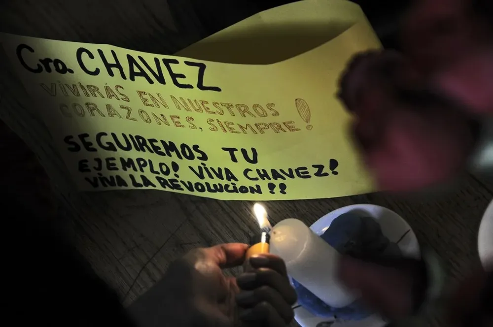 Miércoles 6 de marzo. En la embajada de Venezuela hubo una concentración en homenaje a Hugo Chávez