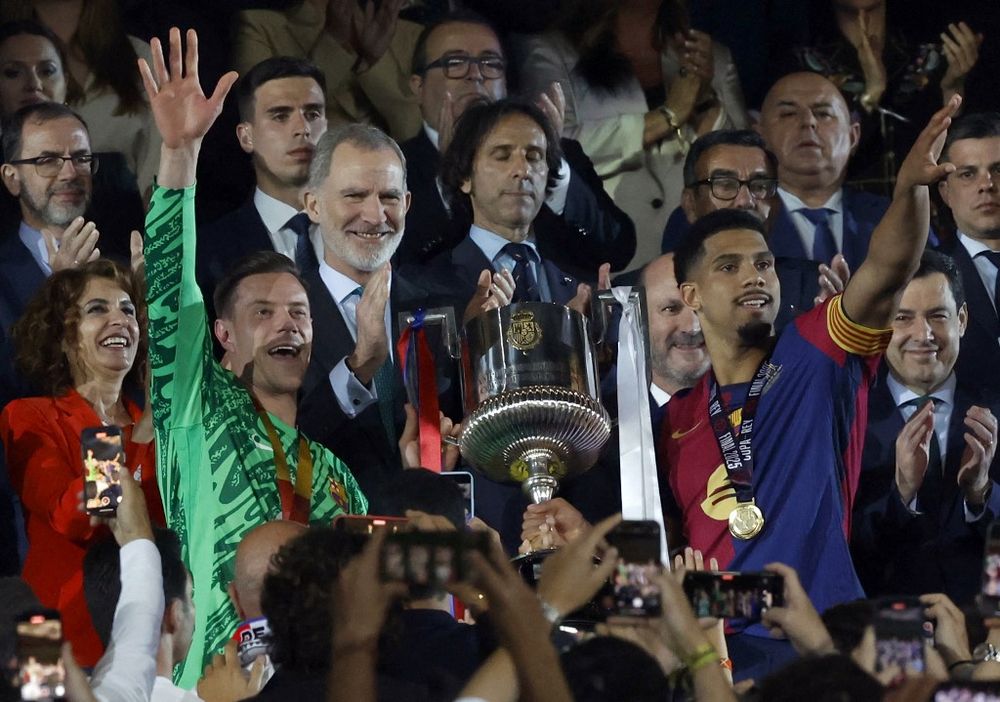 Araujo y Ter Stegen reciben la Copa del Rey de parte del Rey Felipe Araujo y Ter Stegen reciben la Copa del Rey de parte del Rey Felipe
