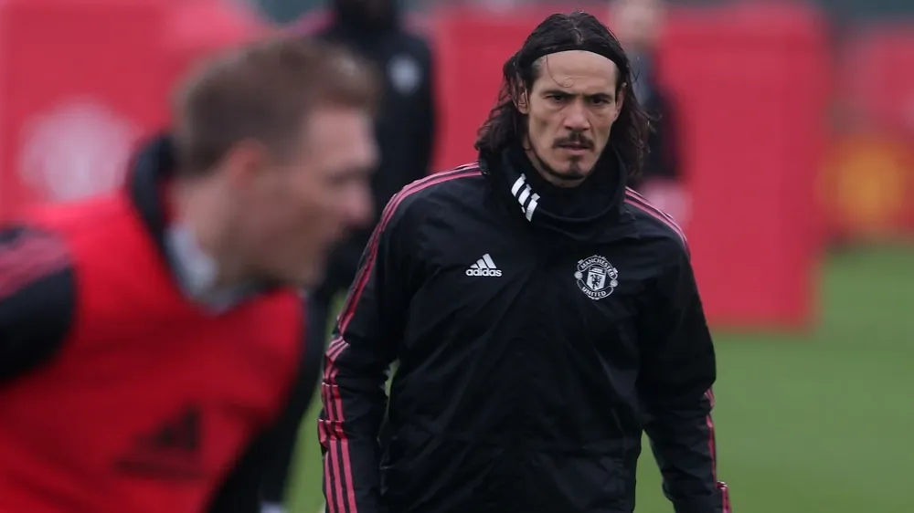 Cavani volvió a entrenar, pero sigue en medio de una tormenta