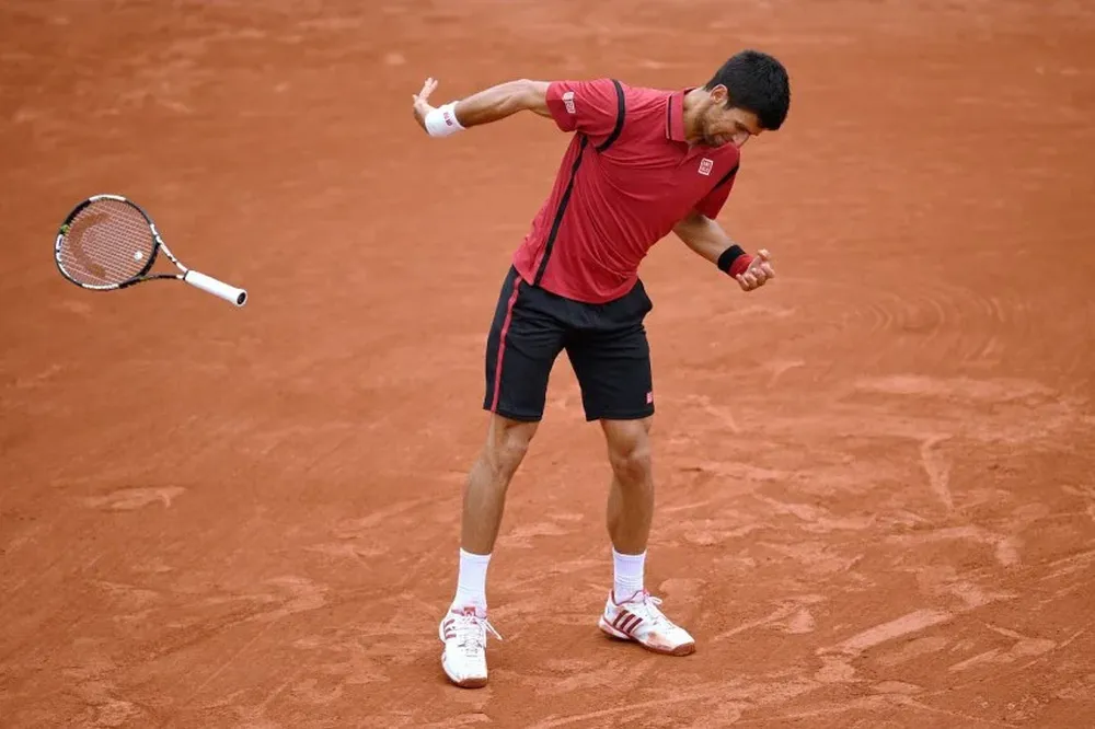 El momento en el que Djokovic arroja su raqueta. Luego, pidió disculpas