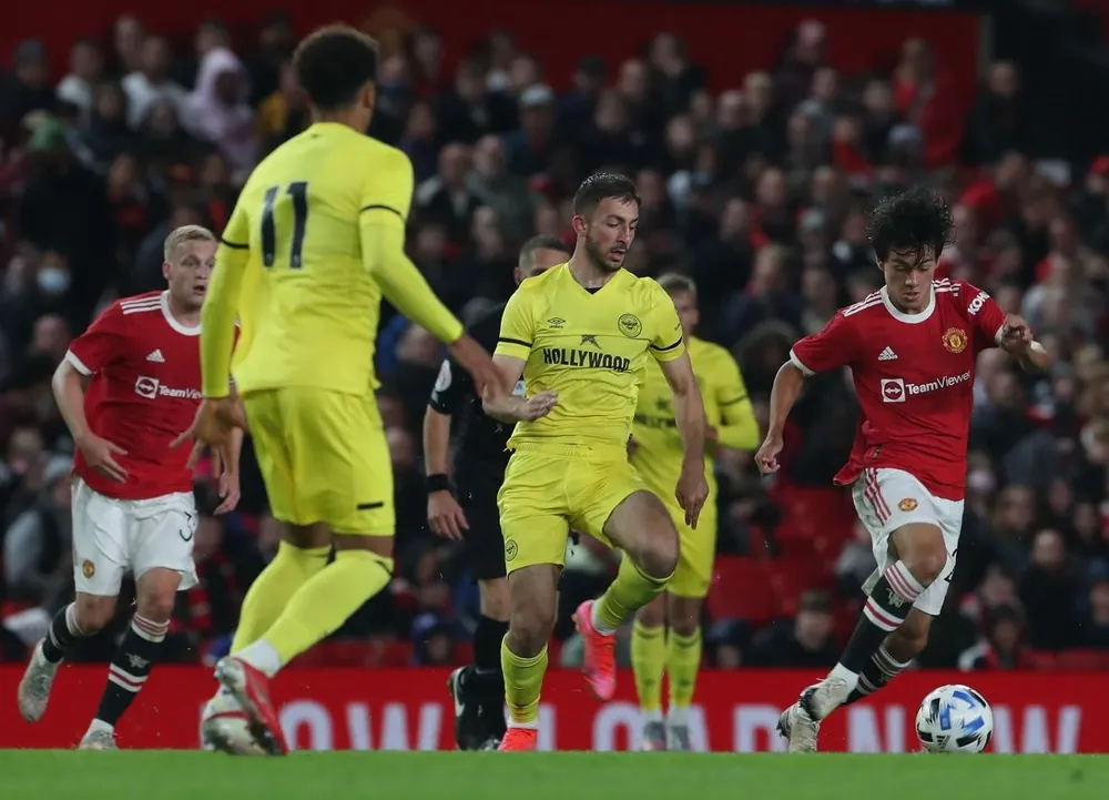 Facundo Pellistri en su primer partido en Manchester United con hinchas en Old Trafford