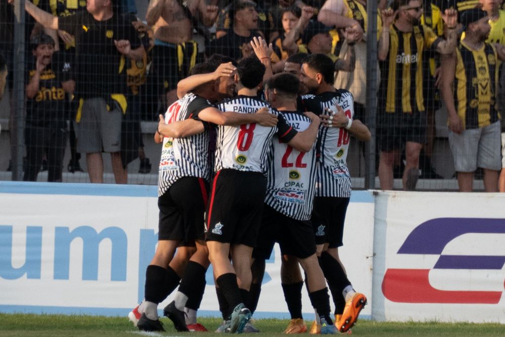 Los jugadores de Miramar Misiones celebran ante Peñarol por el Torneo Clausura