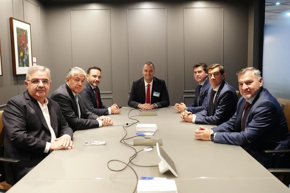 El jefe de Gabinete, Manuel Adorni, mantuvo hoy un encuentro en la sede del Bank of America en Nueva York con los gobernadores de Catamarca, Raúl Jalil; Corrientes, Juan Pablo Valdés; San Juan, Marcelo Orrego; Jujuy, Carlos Sadir; y Neuquén, Rolando Figueroa; y con el ministro de Hacienda de Chaco, Alejandro Abraam, en representación del gobernador Leandro Zdero, en el marco de la Argentina Week.