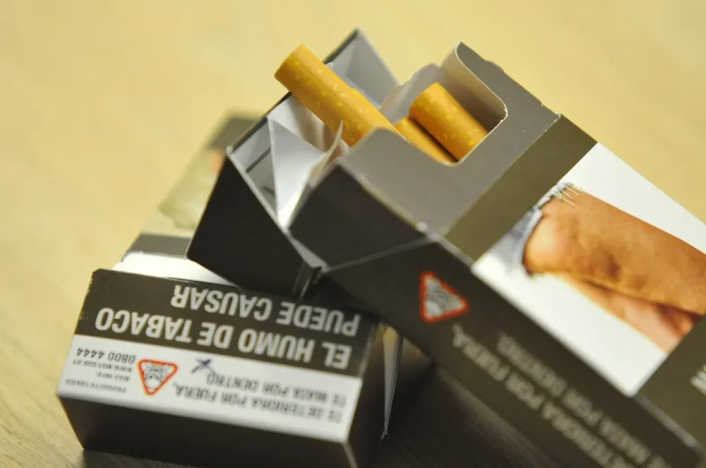 Se prohíbe arrojar colillas en la vía pública