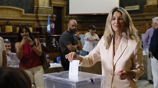 La líder de Sumar, Yolanda Díaz, vota en el 9J en un colegio electoral de Madrid. EFE