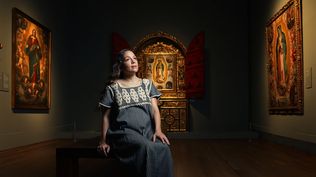 De visita en el Museo del Prado, Natalia Lafourcade canta emocionada frente a un cuadro de la Virgen de Guadalupe