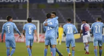 Álvaro Brun felicita por su golazo a Catarozzi