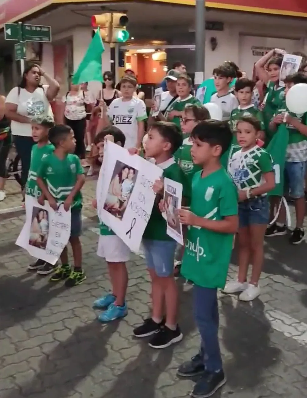 Los niños que cantaron con carteles en la mano durante la marcha en Paysandú