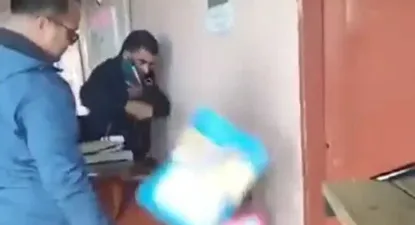 El alcalde tirando los documentos cuando se le comunicó la decisión