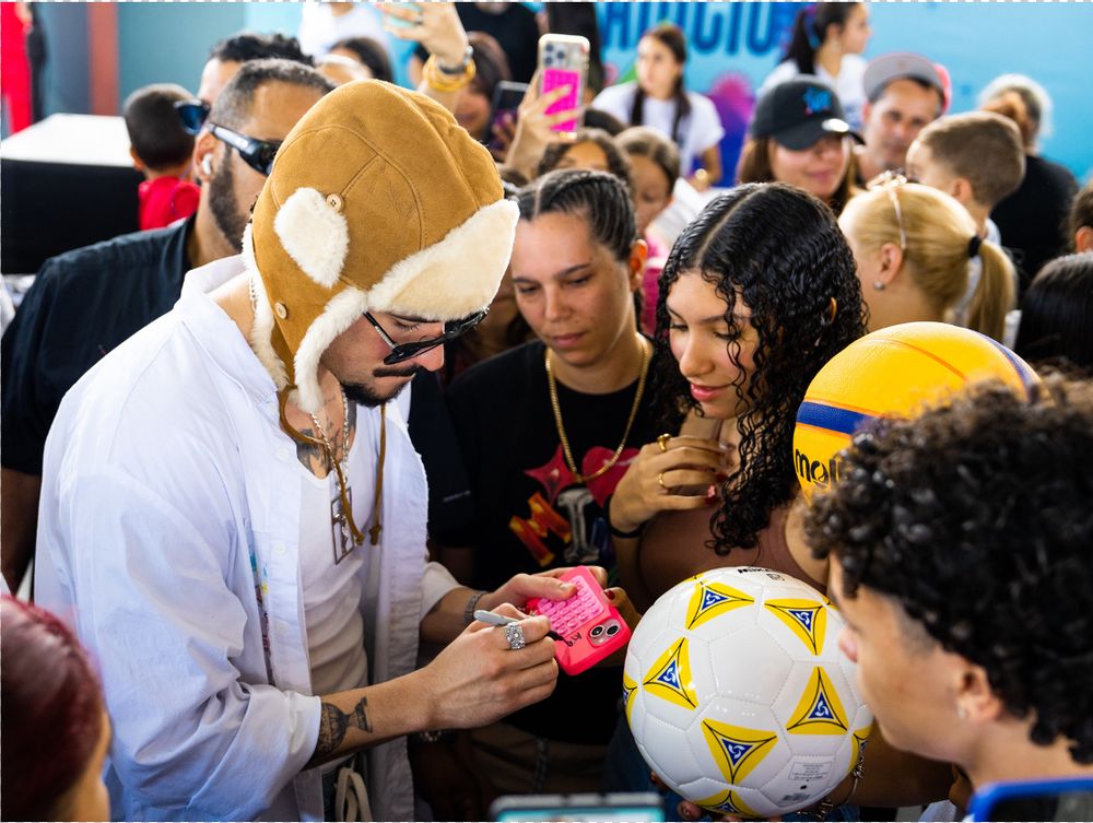 Bad Bunny entrega regalos para Reyes Magos&nbsp;