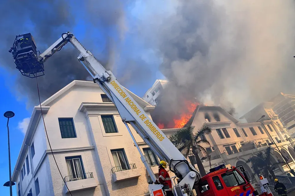 Incendio destruyó edificio Biarritz