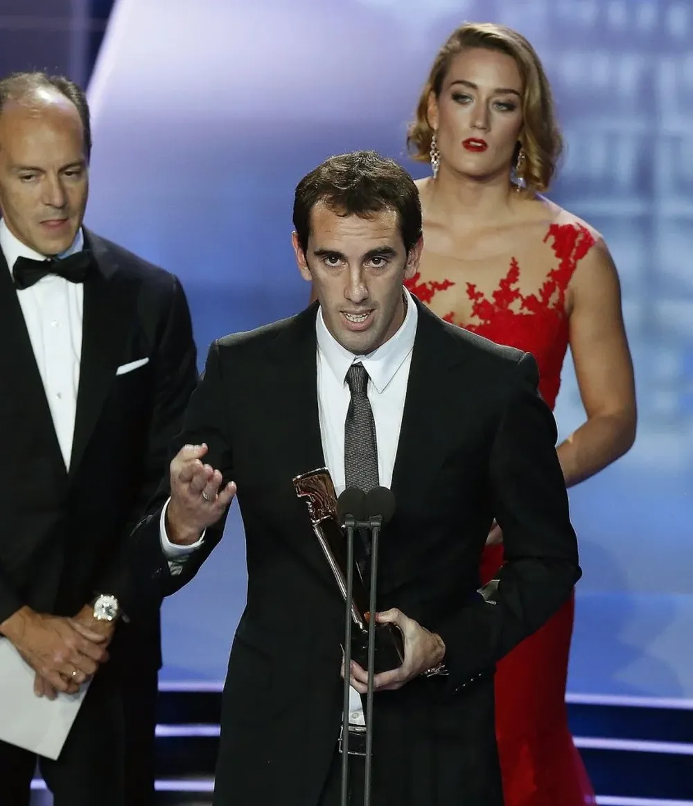 Godín al recibir el premio de LaLiga