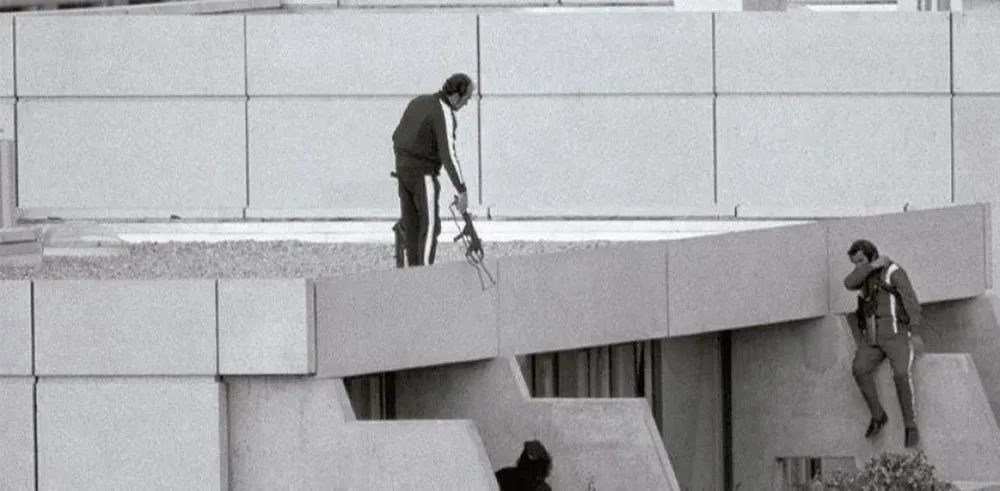 La policía vigila a los secuestradores de parte de la delegación israelí en Múnich 1972