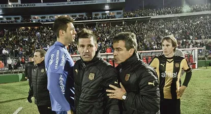 Pacheco y Bengoechea dialogan en plena suspensión del partido.