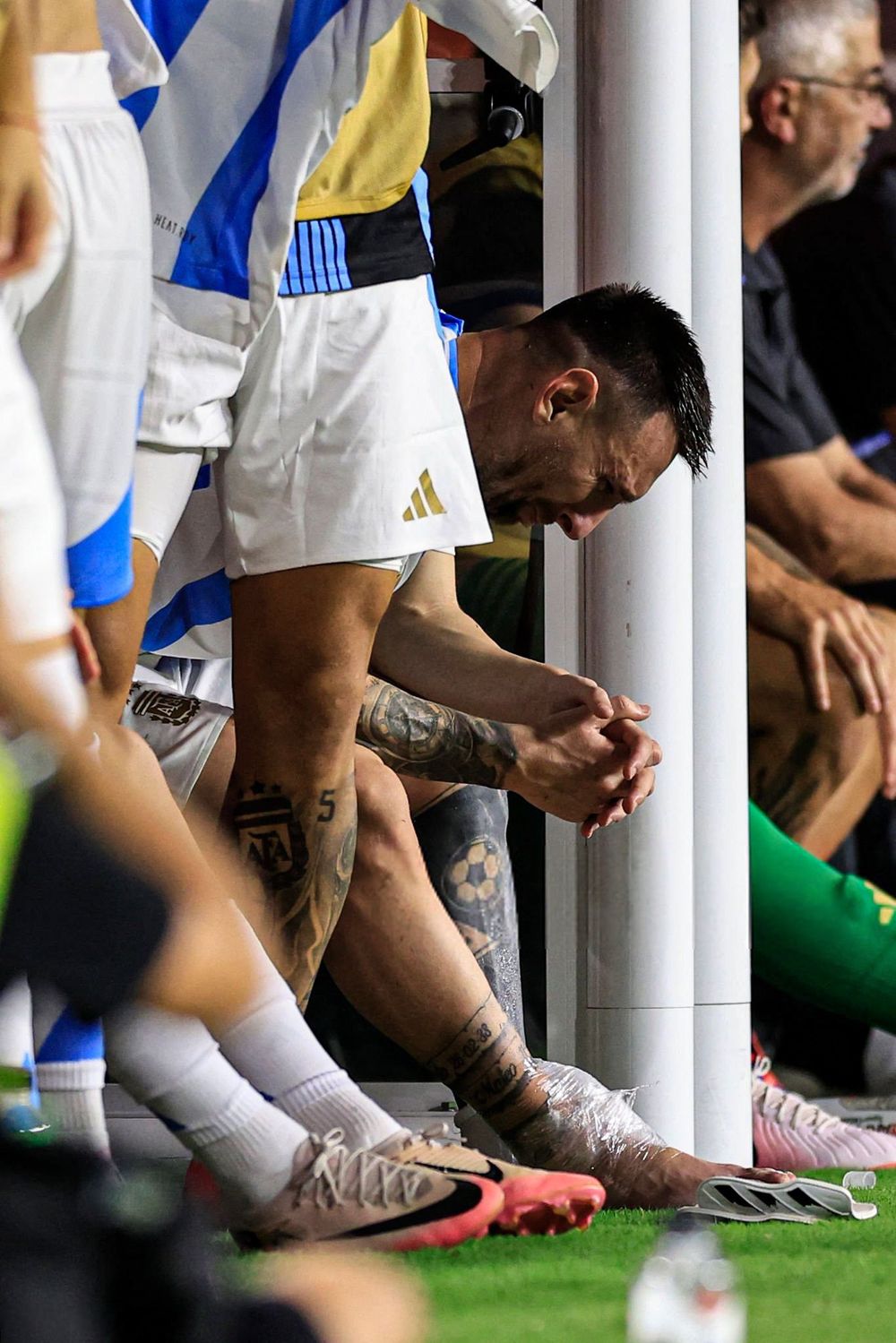 Messi estaría fuera de acción por al menos dos meses debido a un esguince en el tobillo derecho. &nbsp;