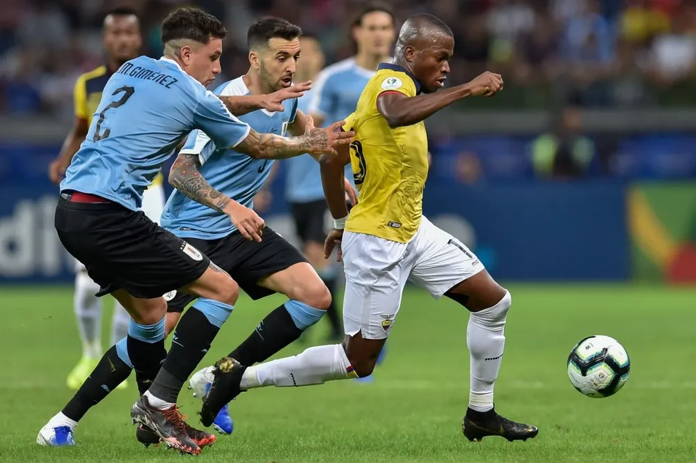 Vecino ayuda a Giménez en la marca de Enner Valencia