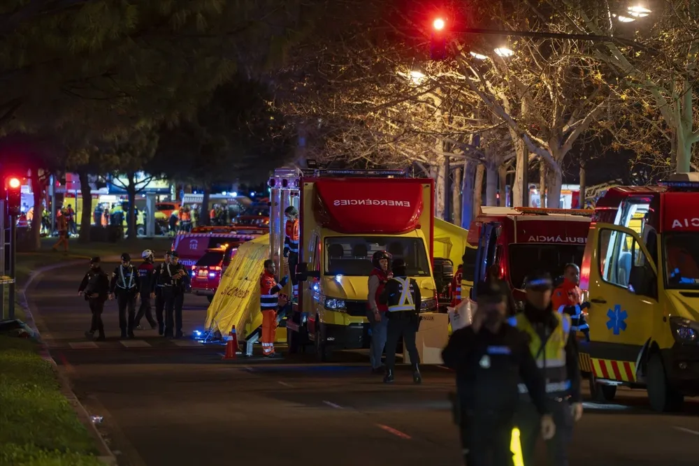 Sanitarios y bomberos en la zona del incendio de Campanar.