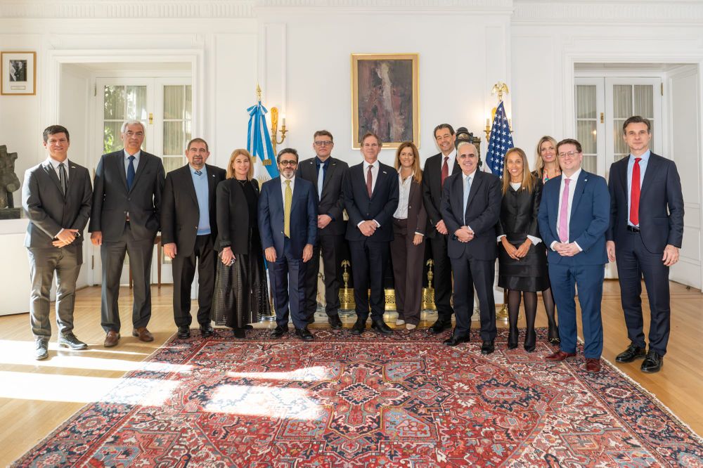 Delegación argentina junto al embajador Alejandro Oxenford durante el encuentro en la Embajada de la República Argentina en Estados Unidos.