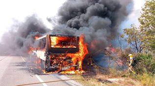 El autobus incendiado en la N-240