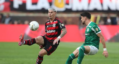 Guillermo Varela se enfrenta a Joaquín Piquerez en la final de la Copa Libertadores entre Flamengo y Palmeiras