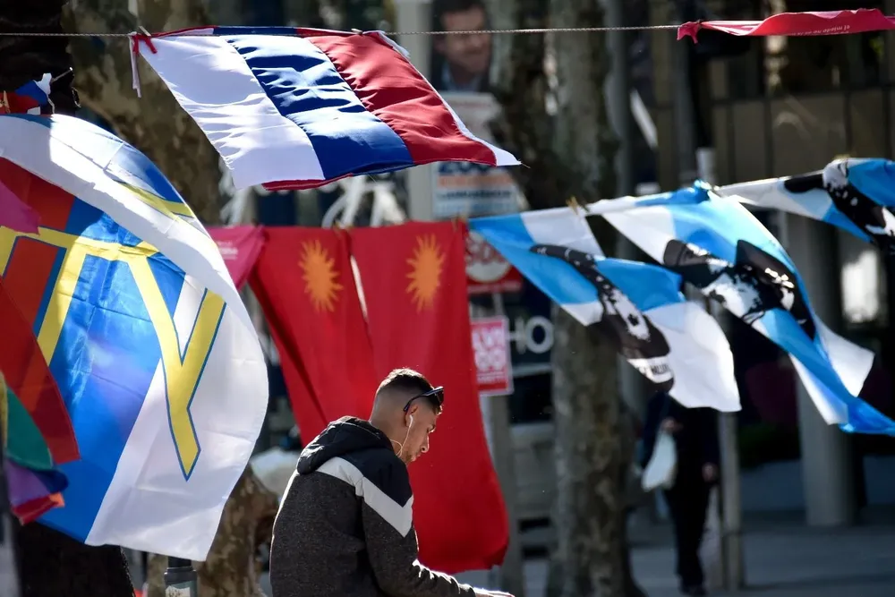 Puesto de venta de banderas de partidos políticos