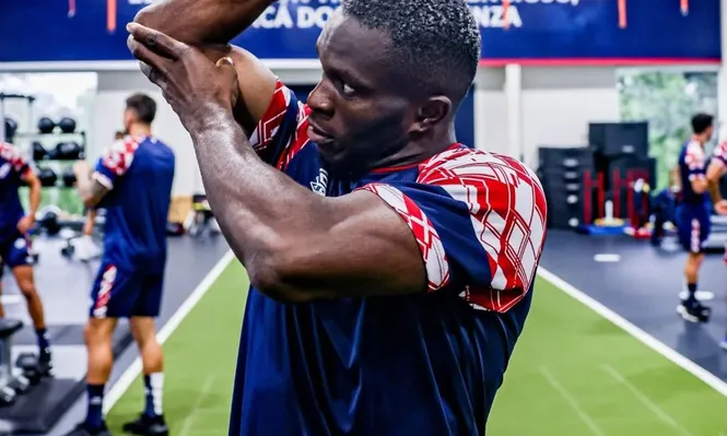 Christian Ebere en la práctica de Nacional