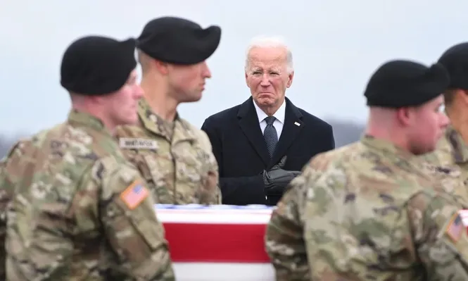 El presidente de Estados Unidos Joe Biden asiste al servicio fúnebre de los tres soldados de ese país muertos por un dron del grupo iraquí Kataeb Hezbolá .