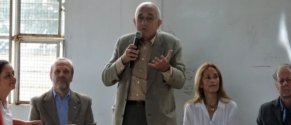El rector de la Udelar, Roberto Markarian, durante su mensaje a los estudiantes.