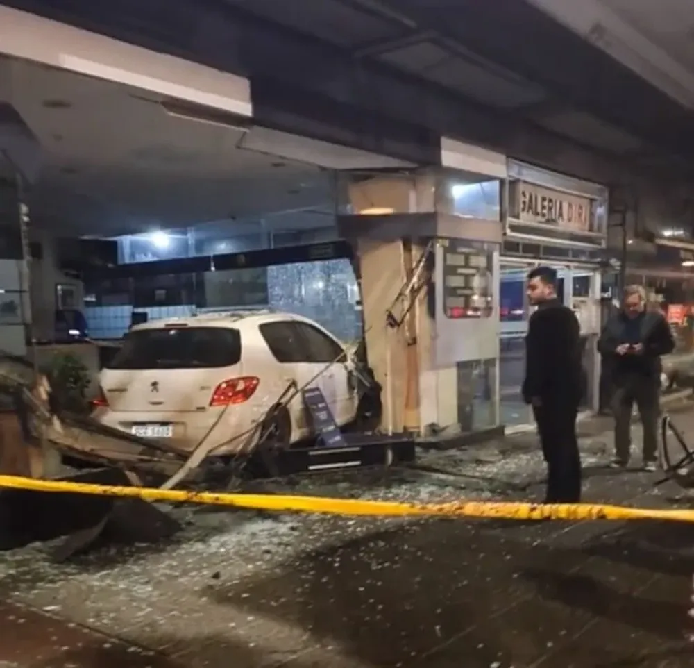 El auto incrustado en la casa de cambios