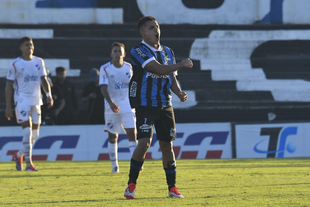 Nicolás Vallejo, jugador de Liverpool, festeja un gol ante Nacional