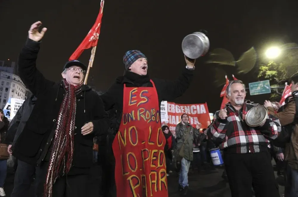 En varias ciudades de Argentina los ciudadanos protestaron con cacerolas contra el ajuste tarifario