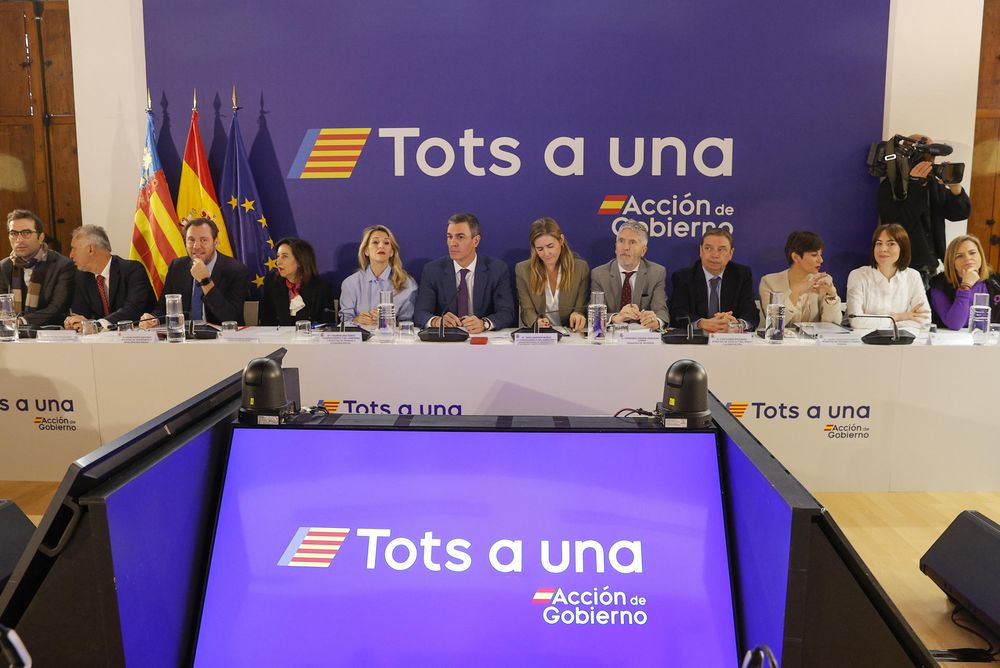 Pedro Sánchez junto a ministros preside la reunión en Valencia con alcaldes de los municipios afectados por la dana