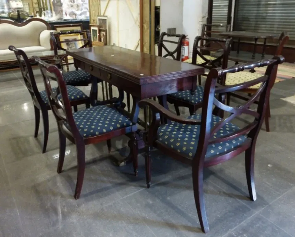 Un juego de comedor inglés compuesto por una mesa libro patas en forma de lira, 6 sillas y 2 sitiales.
