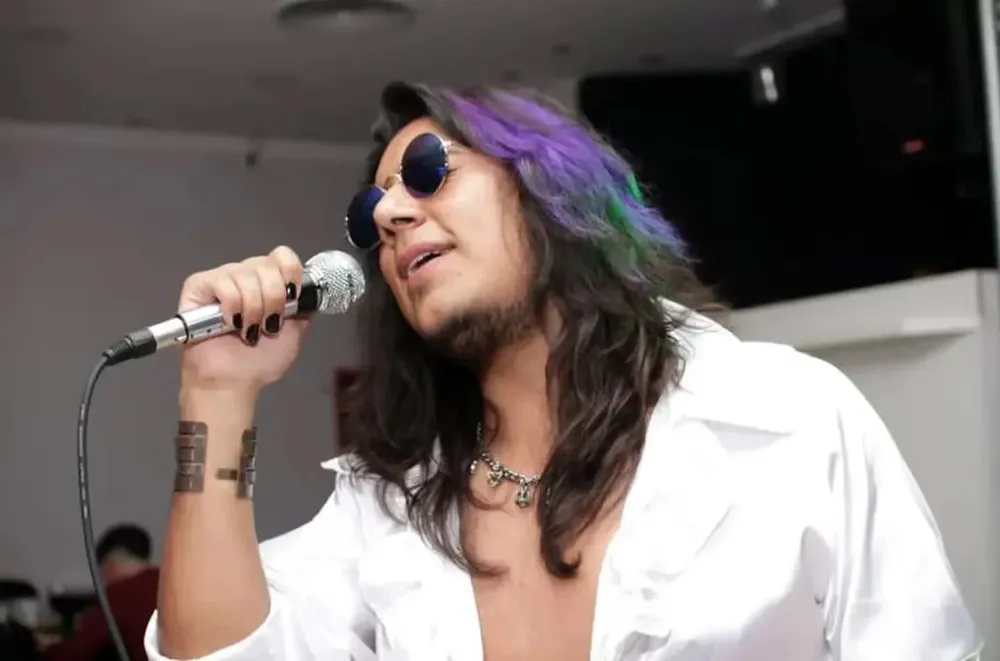 Mercurial, además de ser cantante, es técnico nuclear y trabaja en el Centro Atómico Constituyentes.