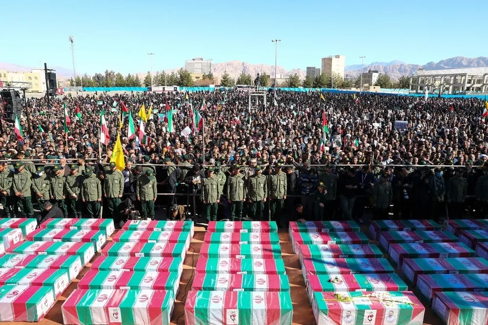Homenaje a las víctimas del atentado en Kermán donde decenas de personas murieron mientras rendían tributo al general Qasem Soleimani, asesinado por drones estadounidenses.