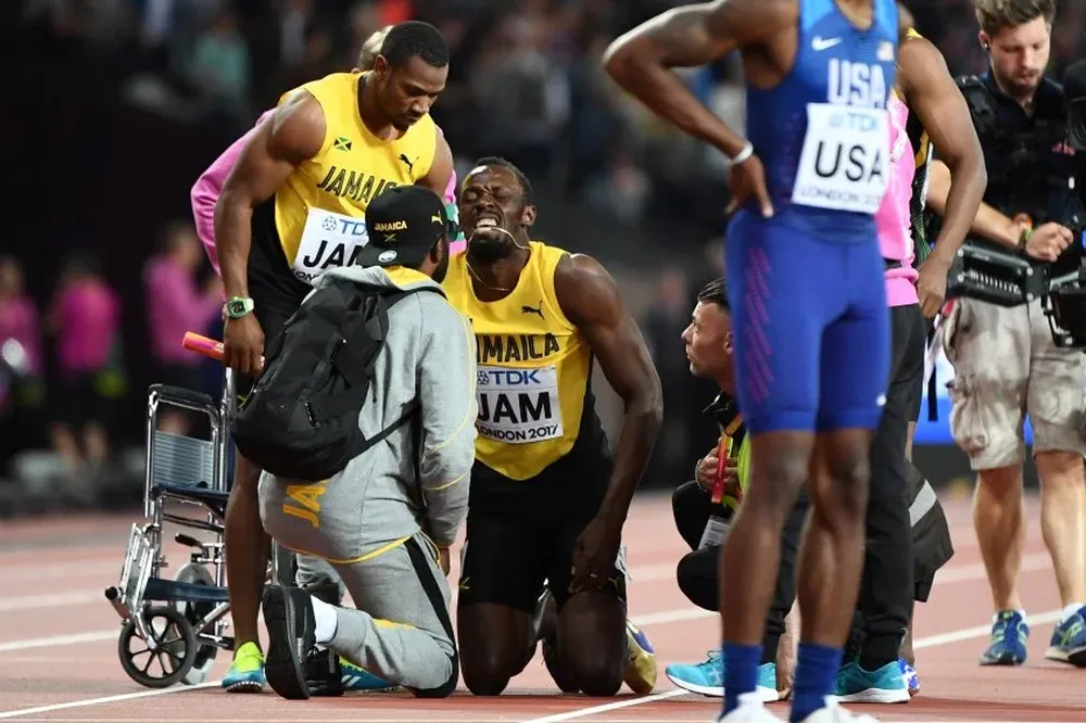 El gesto de dolor de Usain Bolt tras lesionarse en su despedida