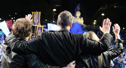 Javier Milei, Manuel Adorni y Karina Milei en el cierre de campaña de La Libertad Avanza.