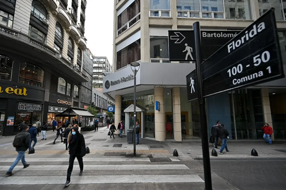 En la calle Florida el dólar se ofrece a un valor récord este jueves.