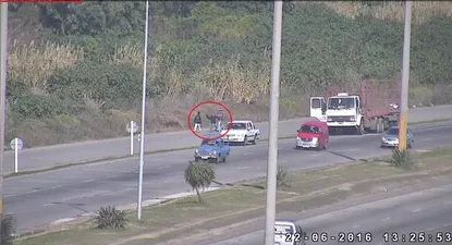 apedrearon autos, los atraparon y hay videos, pero quedaron libres