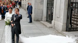 El alcalde de Madrid, José Luis Martínez Almeida, y su esposa, Teresa Urquijo, a su salida de la iglesia de San Francisco de Borja de Madrid tras contraer matrimonio este sábado en Madrid.