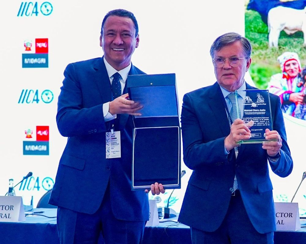 IICA: En la ceremonia de apertura Ángel Manero Campos, ministro de Desarrollo Agrario y Riego de Perú, entregó una distinción, en nombre del gobierno peruano, a Manuel Otero, Director General del instituto, en reconocimiento a sus contribuciones a la productividad y la sostenibilidad de la agricultura y al arraigo de las comunidades rurales.